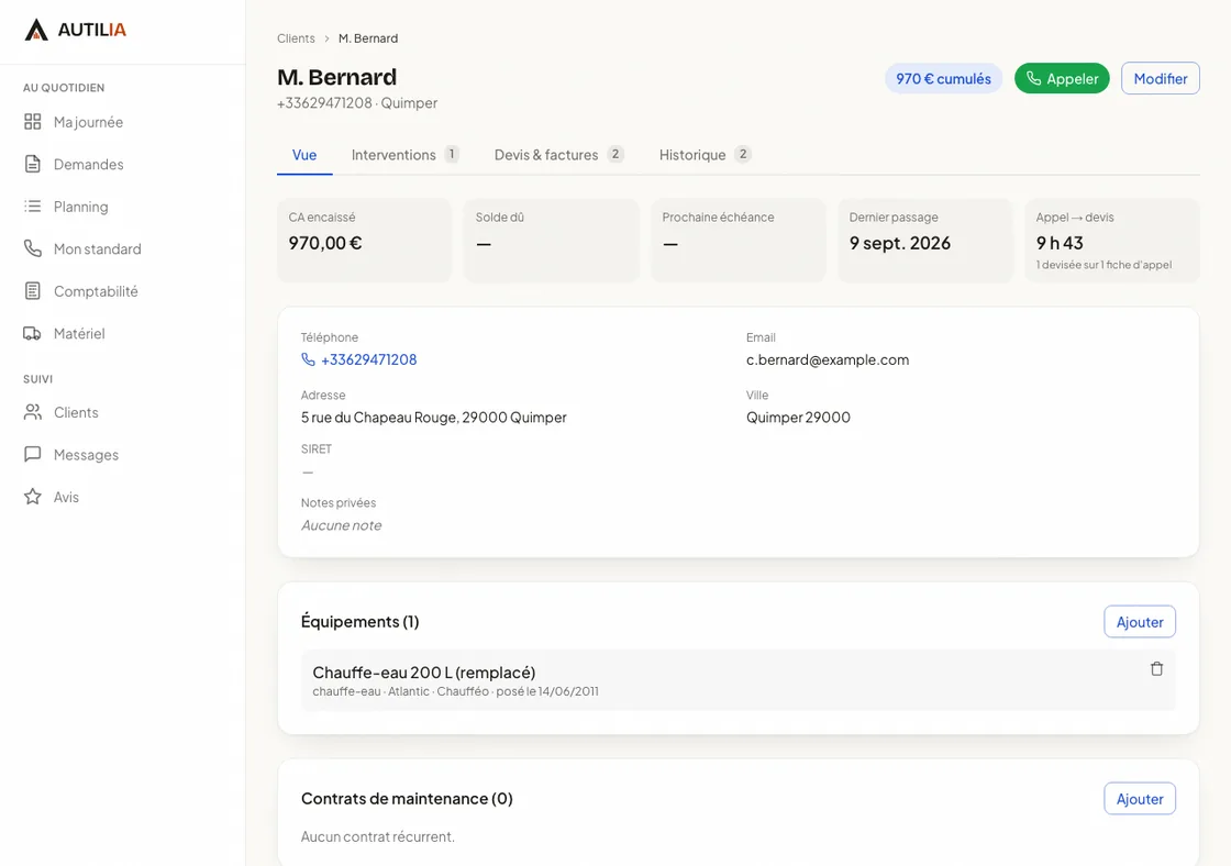 Fiche client : 970 € encaissés, le chauffe-eau ajouté au parc d’équipements, et le délai mesuré entre l’appel et le devis.