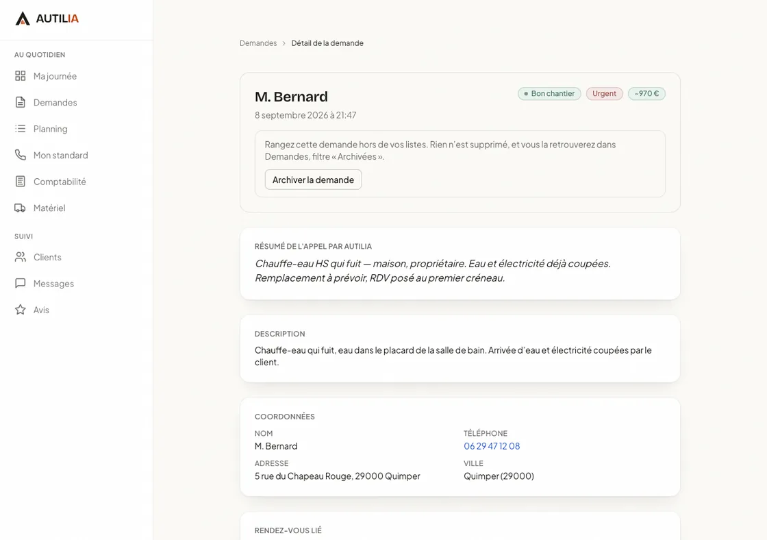 Fiche de demande : « M. Bernard », appel reçu à 21 h 47, badges « Bon chantier », « Urgent », « ~970 € », et le résumé de l’appel rédigé par l’assistante.